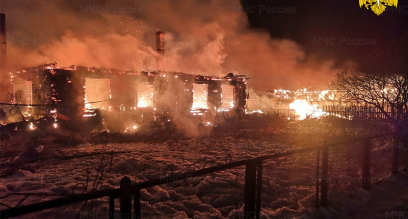 Пожар в Малом Полпино под Брянском тушили более 12 часов. Сгорели два дома, в огне погиб мужчина