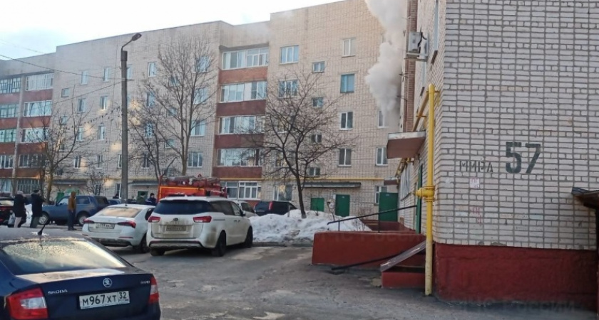 В Клинцах выгорела квартира в пятиэтажке. Из квартиры спасены два человека