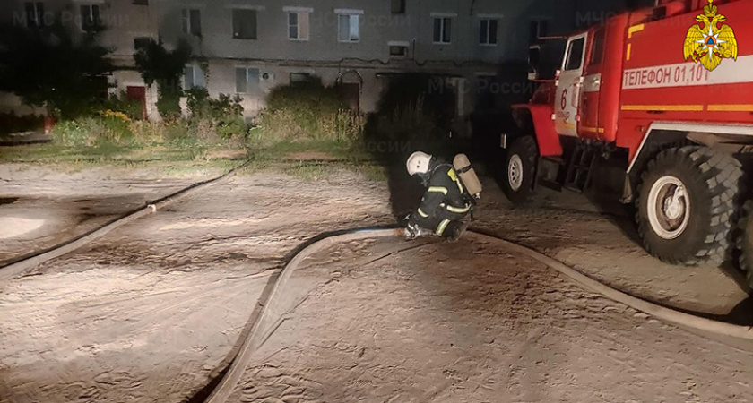 Сельцовские пожарные всю ночь боролись с огнём в подвале многоэтажного дома
