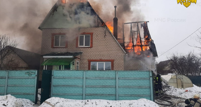 В Супонево под Брянском пожар оставил частный дом без крыши, пострадавших нет