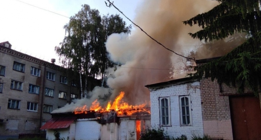 В центре Брянска пожарные тушили гаражи во дворе строительного колледжа
