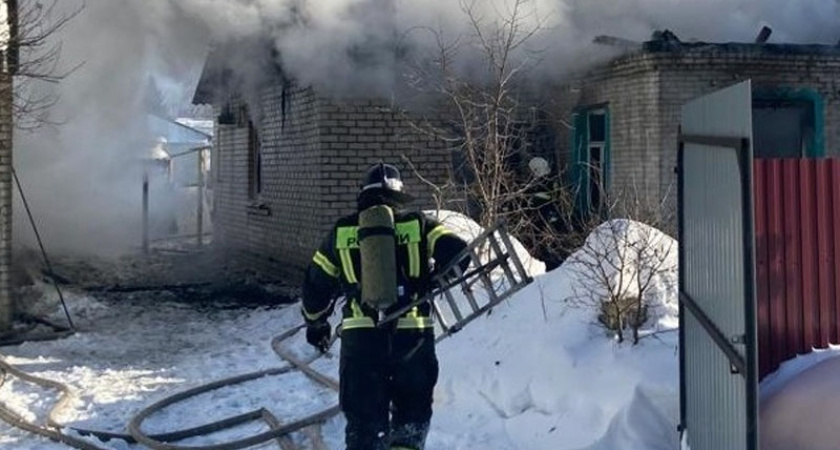 В Чайковичах сгорел жилой дом, хозяин получил ожоги