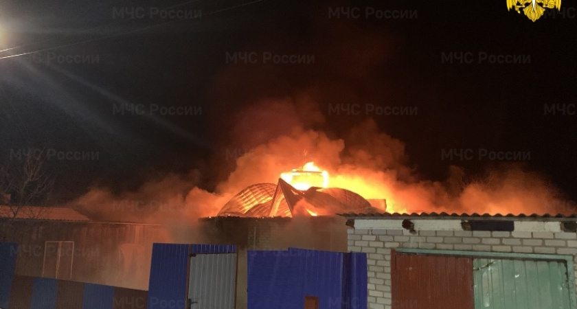 Жилой дом в Жуковском округе пожарные тушили шесть часов