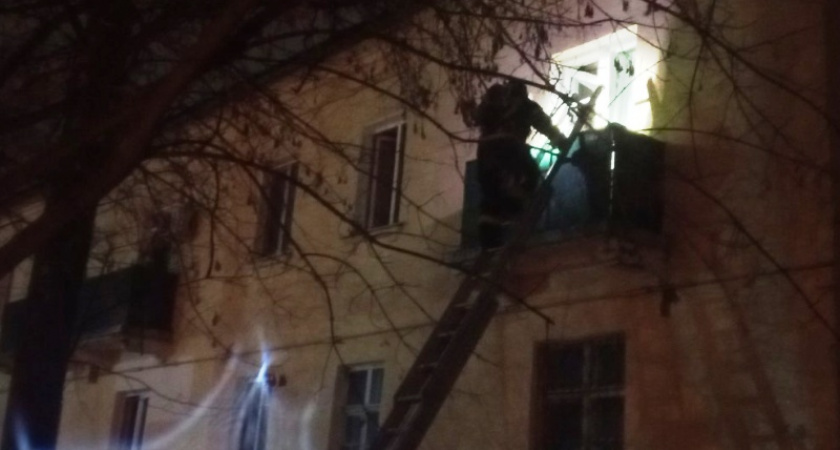 В Бежице из горящей квартиры на Почтовой спасена семья