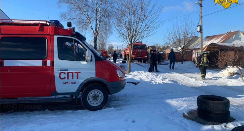 Брянские пожарные полтора часа тушили горящий дом в Бежице