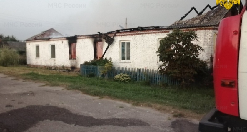 Пожар в новозыбковском селе: две семьи лишились крова, в огне погиб мужчина
