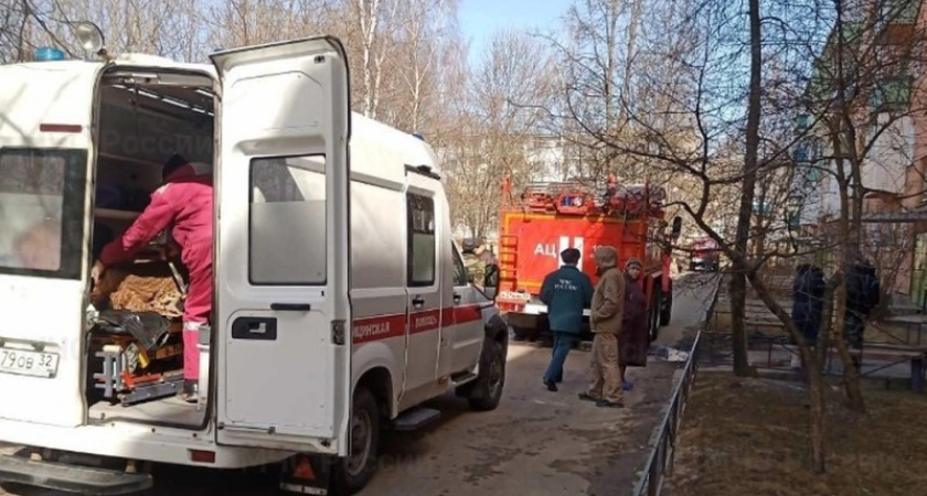 В Клинцах из горевшей квартиры вынесли мужчину. Он госпитализирован