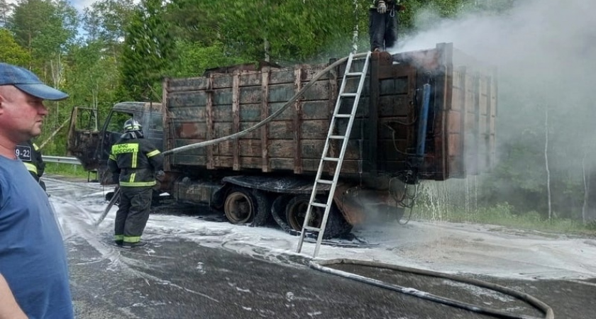 «Выпрыгивали из мусоровоза на ходу»: в Дятьковском районе во время рейса сгорел КамАЗ-мусоровоз