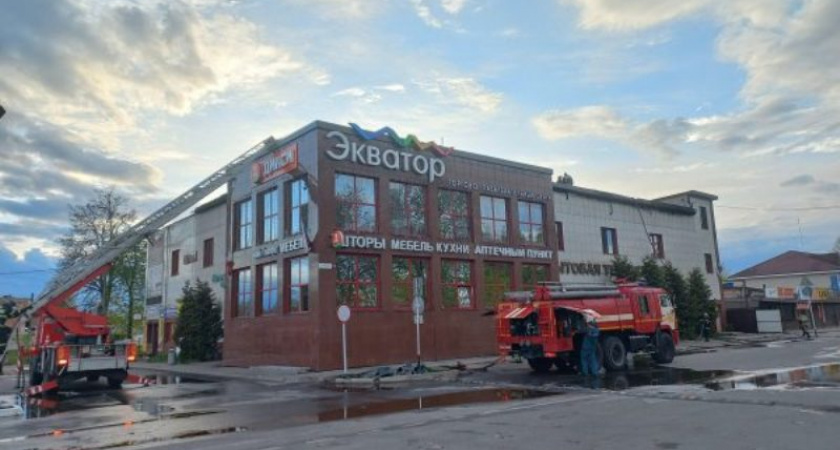 Горевший торговый центр «Экватор» в Жуковке тушили пять часов. Жертв нет