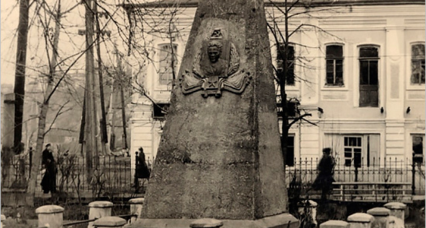 В Брянске разрушается эрзац-памятник на могиле Игната Фокина. Исторический памятник украден при «губернаторской реконструкции»?