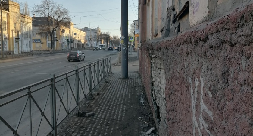 Видимо, это карма: разваливающееся историческое здание прогимназии в Брянске угрожает прохожим