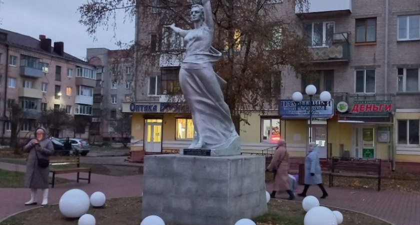 Брянские коммунальщики восстановили мини-сквер на улице Никитина, разгромленный вандалами