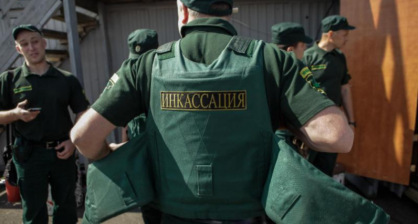Половина вакансий инкассаторов в Брянске требует умения владеть оружием. Но платить обещают не более 40 тыс. рублей