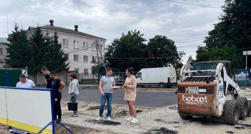 «И спорт, и книги»: в Карачеве проверили степень готовности «модельной» библиотеки и спортплощадки на Советской