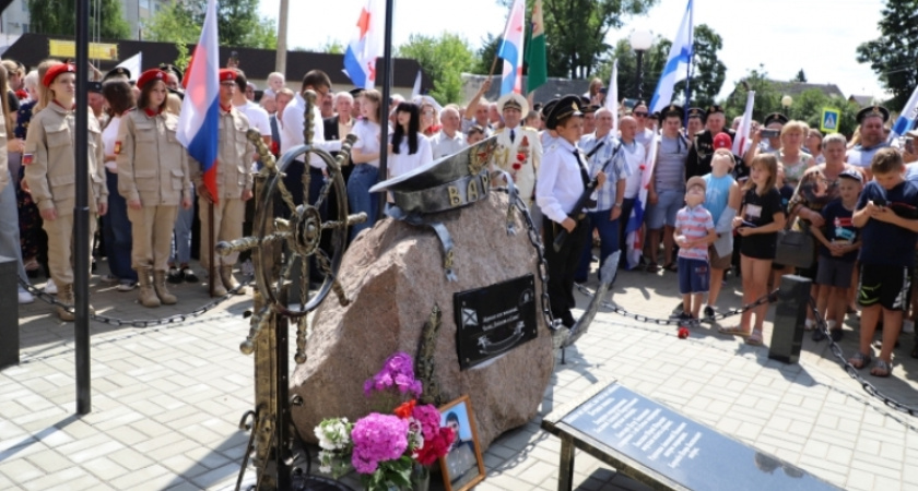 В брянских райцентрах торжественно открыты памятные знаки морякам и десантникам