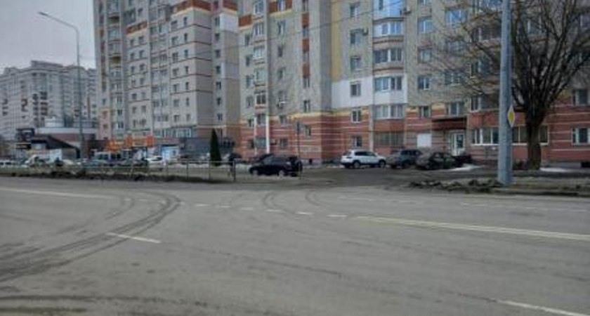 Опасная работа: в Брянске под колёса авто попал 17-летний курьер «Яндекс.Еды»