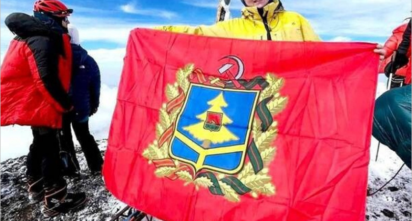 Альпинистка развернула флаг Брянской области на вершине самой высокой горы Мексики
