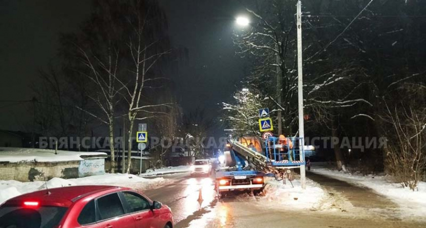 В Брянске осветили дорогу к школе №56. Впервые за полвека так ярко