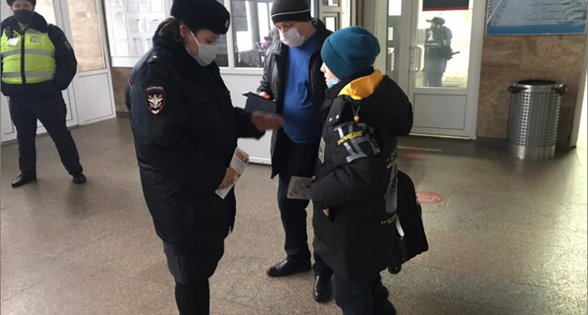 В Брянске транспортная полиция предупреждала прямо на вокзале