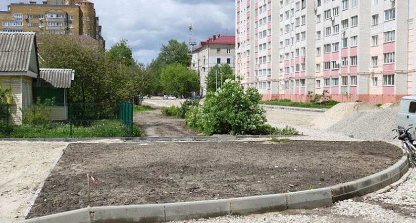 На месте «вечной лужи» по улице Медведева в Брянске проложили «усиленную» ливнёвку