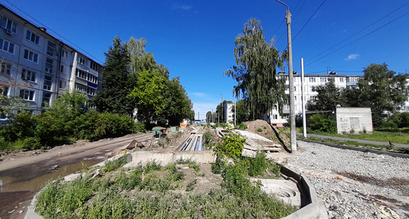 На улице Медведева брянские дорожники напоролись на брянских теплоэнергетиков