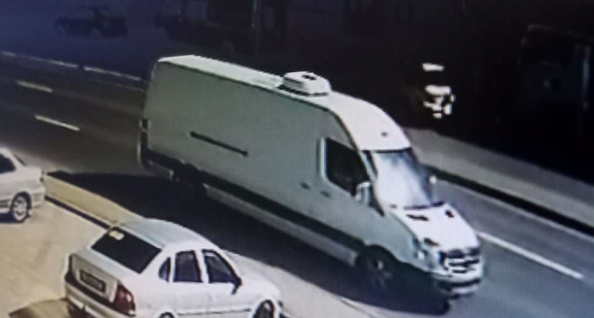 Дорожная полиция в Брянске ищет Mercedes без номеров, наехавший на Volkswagen