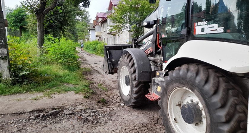В Бежице дорожники начали обустраивать тротуар, не ремонтировавшийся около шестидесяти лет