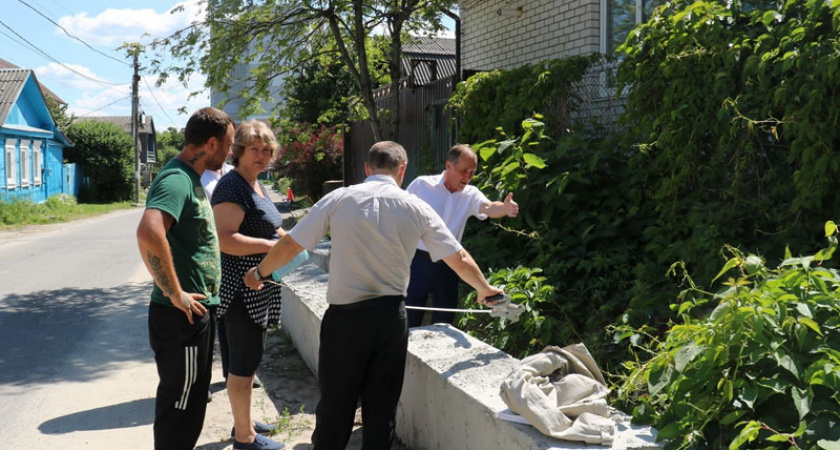 Брянский градоначальник прошелся с рулеткой по будущим тротуарам на улице Некрасова