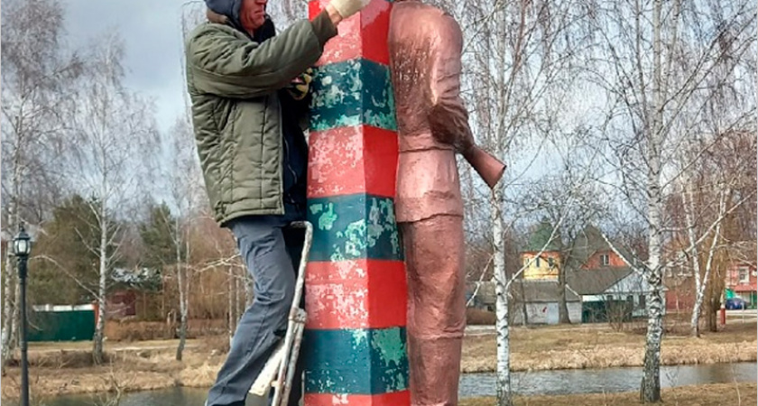 Автор памятника пограничникам в Новозыбкове в третий раз красит его и в четвёртый раз зачищает собаку-мешок
