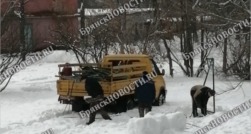Во дворах Новозыбкова коммунальщики срезали качели на детских площадках