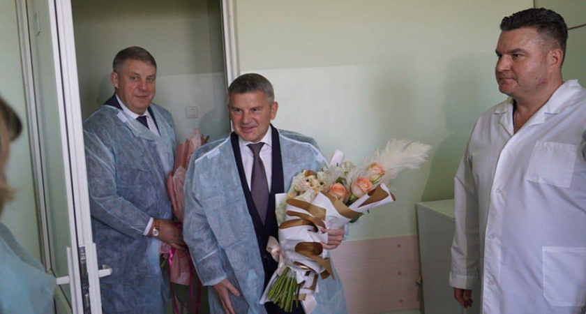 Гендиректор «Россети Центр» и брянский губернатор посетили в больнице героя-энергетика