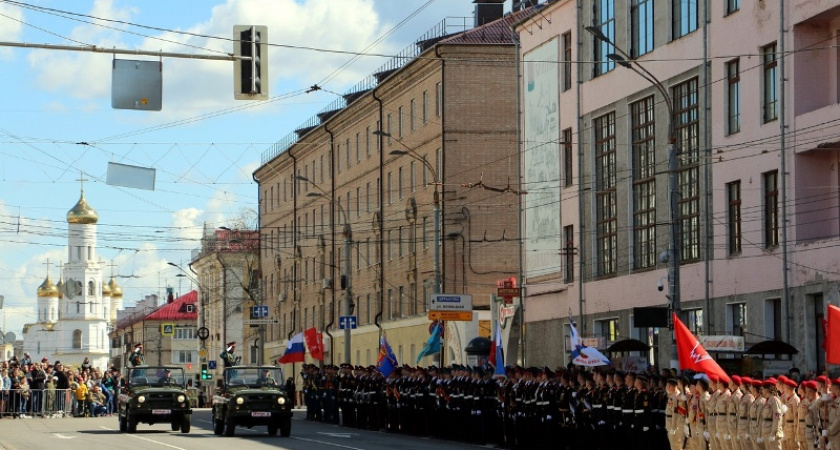 Парад Победы в Брянске в условиях жёлтого уровня: КПП с фейс-контролем и компактный торжественный марш