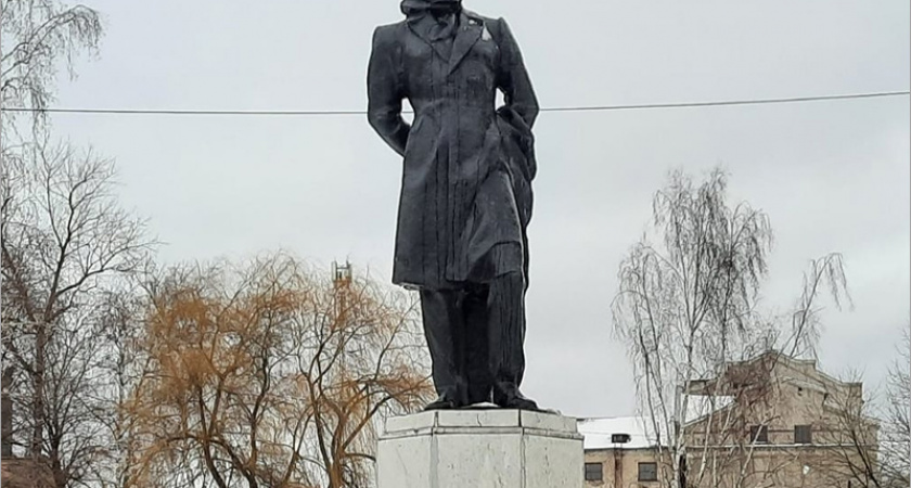 В Брянске в день памяти Пушкина возложили цветы к памятнику поэту