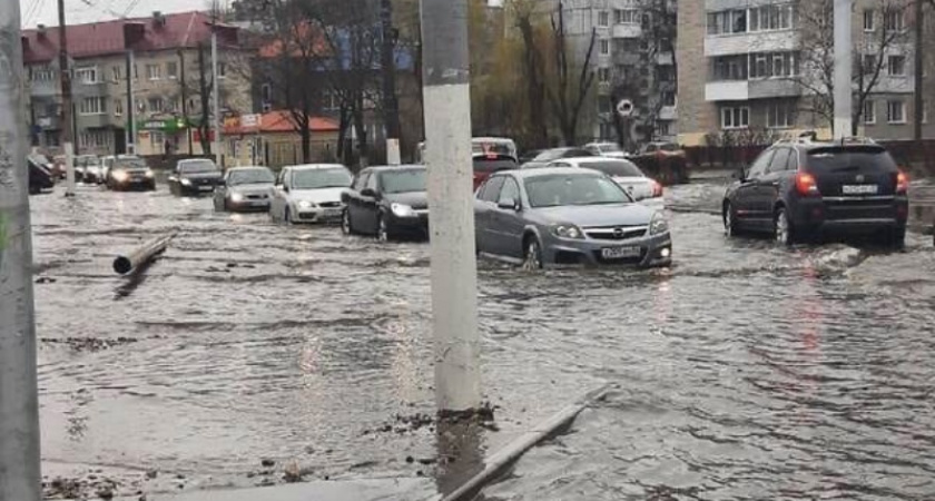 Месть Голубки экологам: в Брянске вышедшая из берегов малая река заливает улицу Пушкина