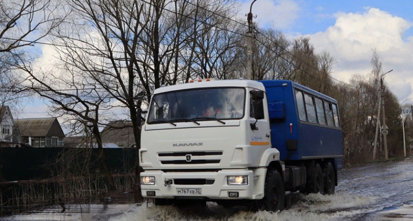 В полузатопленной Радице-Крыловке скорректировали расписание «общественного транспорта» — КамАЗов