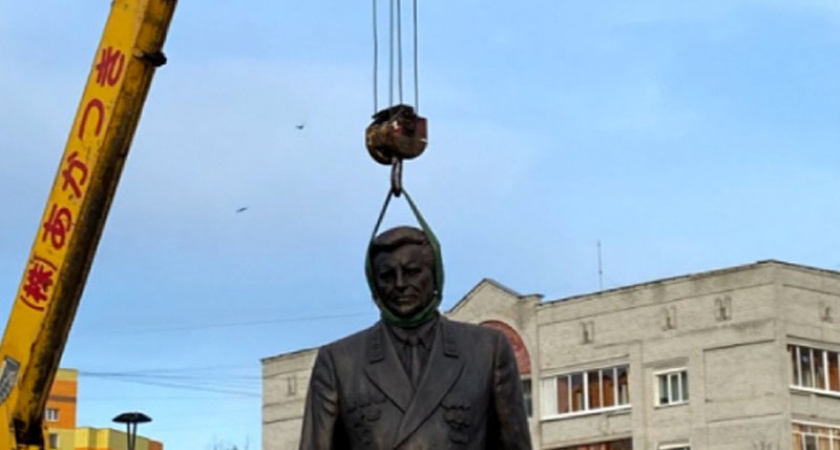Памятник Александру Рекункову в одноименном сквере в Брянске водрузили на постамент