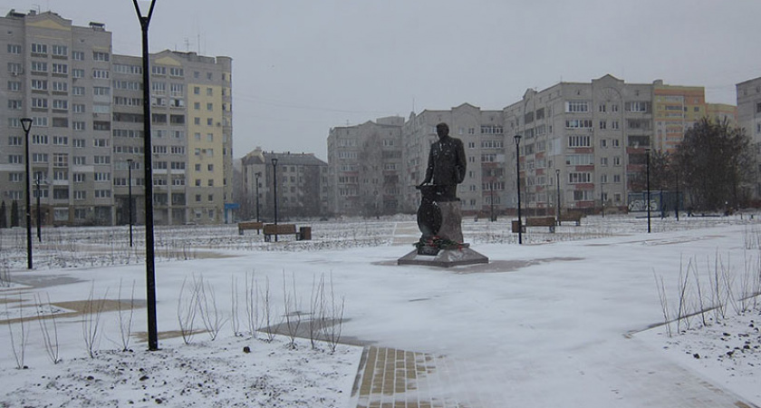 В заснеженном сквере генпрокурора СССР Рекункова в Брянске монтируют детскую площадку