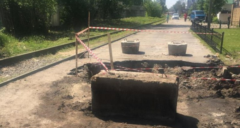 Брянские городские чиновники «обнаружили» провалившуюся месяц назад дорогу и быстро отчитались о «немедленном ремонте»