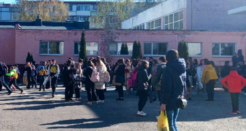 Утро в брянских школах вновь началось с эвакуации. Вторая смена будет учиться по расписанию