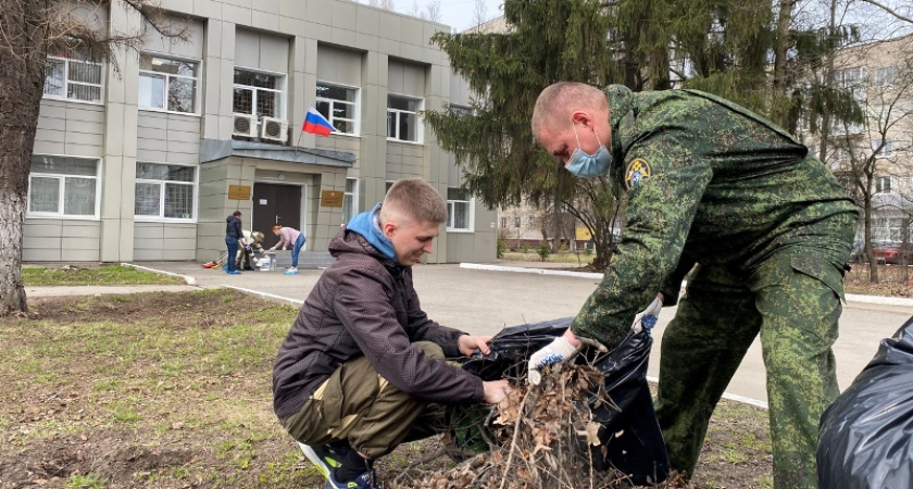 Брянские следователи провели весенний субботник. В пятницу, пока дождь не пошёл