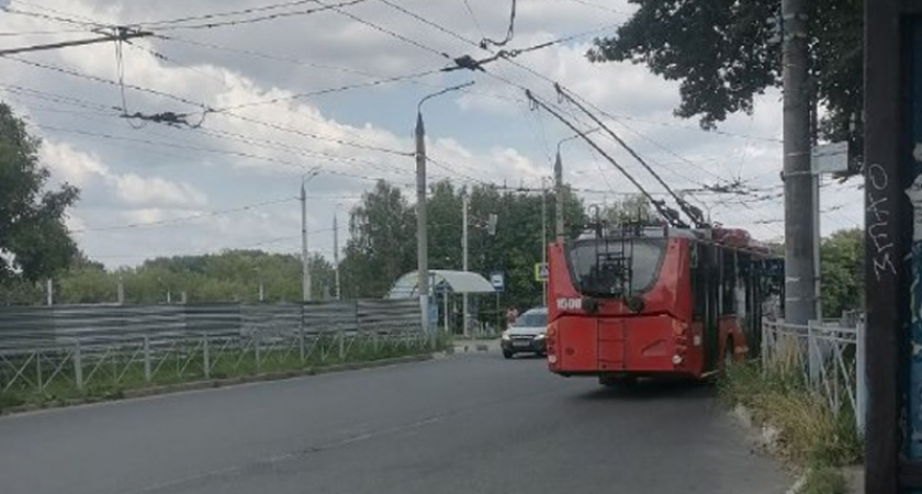На дорогах Брянска обкатывают первые два красных троллейбуса