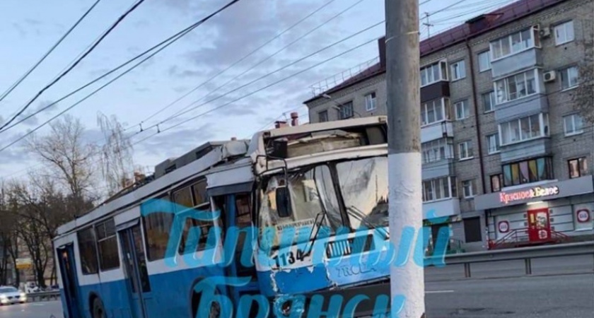 Троллейбус в Брянске врезался в столб