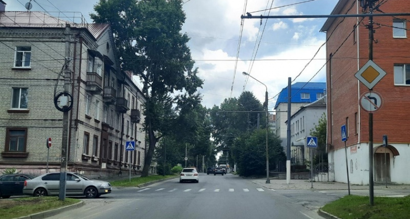В Брянске на перекрёстке Урицкого и Гражданской молодая женщина попала под авто