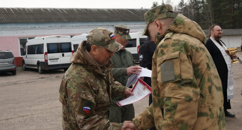 Начальник брянского управления Росгвардии вручил награды и погоны на Донбассе