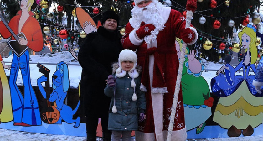 В Брянске торжественно открылась главная ёлка. Второй год подряд без парада дедов Морозов