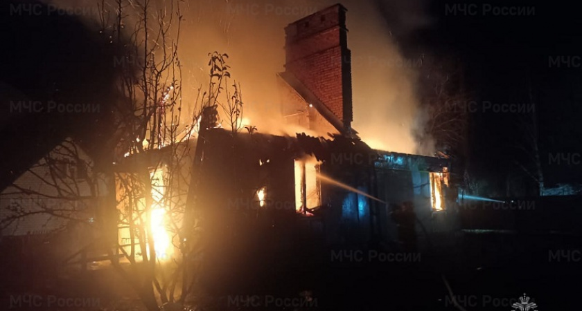 Пожар в Почепском районе: сгорел дом, обгорел пожилой хозяин дома