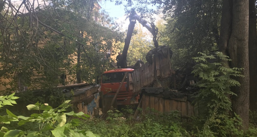 Прокурорский втык заставил унечских градоначальников снести опасные сараи
