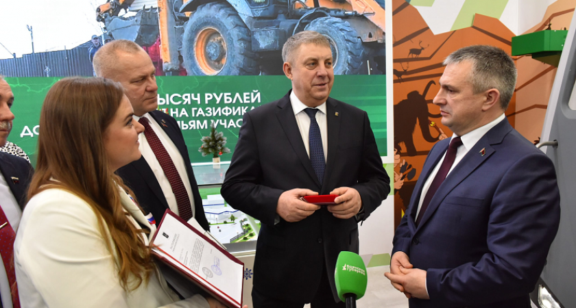 Брянский губернатор наградил гомельского коллегу первым региональным орденом под номером 1
