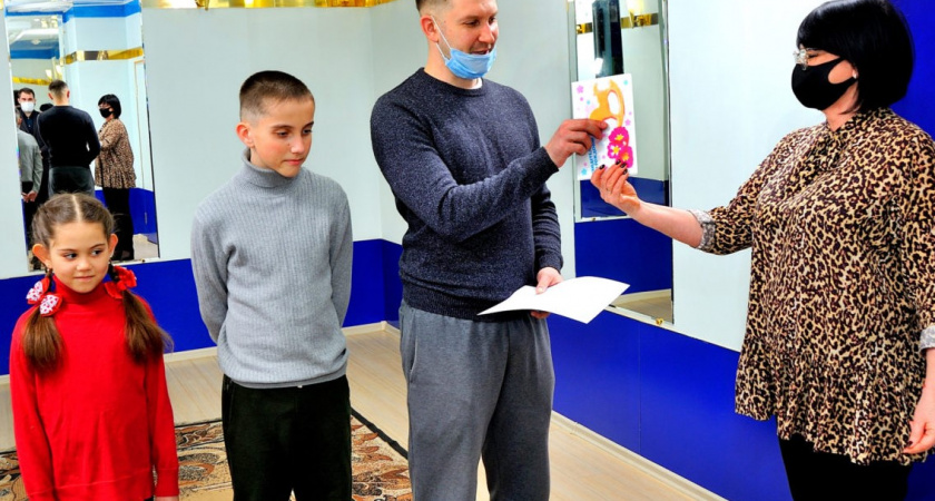 Семью Тишиных из Бежицы власти поздравили с рождением четвёртого ребенка