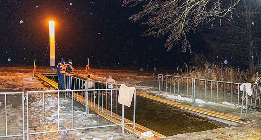 Власти Брянска фактически отменили Крещенские купания: в единственную иордань окунулись менее 200 человек